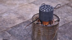 Nhiều trường hợp bị ngộ độc khí CO dẫn đến tử vong do đốt than tổ ong trong phòng kín để sưởi ấm. Ảnh: Minh Quyết/TTXVN