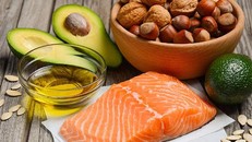 Các chất béo tốt có trong cá hồi, bơ... đem lại nhiều lợi ích cho sức khỏe. Ảnh minh họa: Heartandstroke