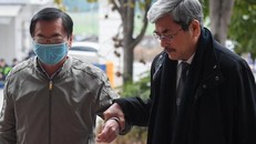 Luật sư bào chữa đưa Vũ Huy Hoàng đến phiên tòa hôm 7/1