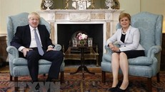 Thủ tướng Anh Boris Johnson (trái) và Thủ hiến Scotland Nicola Sturgeon (phải) tại cuộc gặp ở Edinburgh ngày 29/7/2019. (Ảnh: AFP/TTXVN)