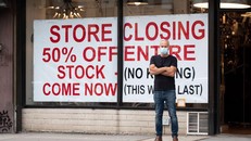 Một cửa hàng ở New York, Mỹ phải đóng cửa vào tháng 9/2020 vì đại dịch Covid-19. Ảnh: Getty.