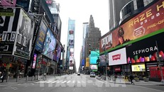 Cảnh đìu hiu tại Quảng trường Thời đại ở New York, Mỹ do dịch COVID-19, ngày 17/3/2020. Ảnh: AFP/TTXVN