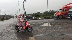 Ổ voi ngay giao lộ Túy Loan tiềm ẩn nguy cơ gây tai nạn giao thông. Ảnh: HẢI HIẾU