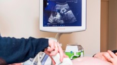 Phụ nữ mang thai có thể truyền kháng thể chống Covid-19 cho con. Ảnh: CNN.