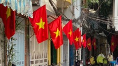 Treo cờ Tổ quốc dịp lễ, tết. Ảnh: TN.