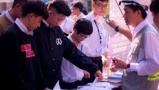 Học sinh trường THPT Nguyễn Du (Bình Phước) tìm hiểu thông tin về các ngành nghề. Ảnh: Sở GD&ĐT Bình Phước.