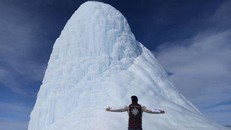 Ngọn núi lửa băng độc đáo ở Kazakhstan.