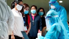 Lực lượng y tế lấy mẫu xét nghiệm cho nhân viên sân bay Tân Sơn Nhất. Ảnh: Chí Hùng.