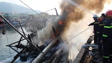 Tàu cá bị lửa thiêu rụi khi neo đầu tại âu thuyền Thọ Quang, Đà Nẵng.
