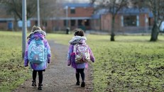 Anh ưu tiên hỗ trợ trẻ em lỡ học vì COVID-19