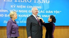 Chủ tịch Liên hiệp các tổ chức hữu nghị Việt Nam Nguyễn Phương Nga gắn Kỷ niệm chương 'Vì hòa bình, hữu nghị giữa các dân tộc' tặng Đại sứ Liên bang Nga tại Việt Nam Konstantin Vnukov. (Nguồn: TTXVN)