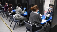 Một khu xét nghiệm COVID-19 trong trường học tại Anh. Ảnh: Reuters.