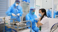 Triển khai tiêm vắc xin Covid-19 tại BV Bệnh nhiệt đới trung ương cơ sở 2 (Hà Nội) vào sáng 8-3.