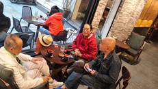 "Bức ảnh chụp đúng lúc bàn về việc gắn tên Thiệp lên góc bàn ở quán cà phê Nhân đã được một người bạn ghi lại".