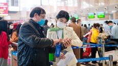 Khách hàng làm thủ tục ở sân bay