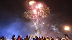 Du khách thích thú với lễ hội pháo hoa rực rỡ tại phố biển Sầm Sơn (Ảnh: FLC Sầm Sơn) 