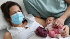 Sản phụ có thể truyền kháng thể ngừa virus SARS-CoV-2 cho thai nhi