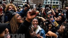 Người dân vui mừng sau phiên toà xét xử vụ George Floyd. (Ảnh: AFP/TTXVN)