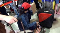 Mệt mỏi chờ đợi trước cửa khu vực an ninh soi chiếu tại nhà ga quốc nội sân bay Tân Sơn Nhất trưa 18/4 - Ảnh: Duyên Phan 