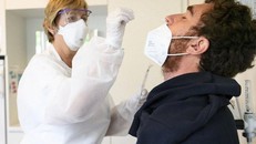 Nhân viên y tế lấy mẫu xét nghiệm COVID-19 tại Thụy Sĩ. (Ảnh: Swiss Info/TTXVN)