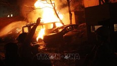 Lửa cháy ngùn ngụt tại hiện trường vụ đánh bom nhằm vào khách sạn ở Quetta, tỉnh Balochistan, Pakistan ngày 21/4/2021. Ảnh: THX/TTXVN