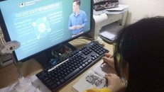 Học sinh học trực tuyến trong thời gian tạm dừng đến trường, để phòng dịch COVID-19. (Ảnh: TTXVN)