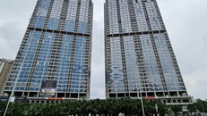 Hai tòa tháp 43 tầng đang gấp rút hoàn thiện các hạng mục cuối cùng để bàn giao cho cư dân theo kế hoạch vào quý IV năm nay. 