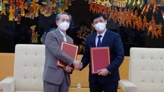 GS.TS Nguyễn Thanh Long - Bộ trưởng Bộ Y tế Việt Nam và ngài Hùng Ba - Đại sứ đặc mệnh toàn quyền nước CHND Trung Hoa - trao biên bản bàn giao lô hàng viện trợ gồm 500.000 liều vaccine và hơn 500.000 bơm kim tiêm.