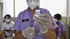 Nhân viên y tế chuẩn bị tiêm vaccine Covaxin phòng COVID-19 cho người dân tại Bangalore, Ấn Độ, ngày 18/6/2021. Ảnh: AFP/TTXVN