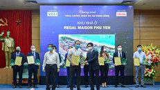 Đại diện chủ đầu tư ĐXMT nhận giải “Dự án đáng sống 2021” cho dự án Regal Maison Phu Yen