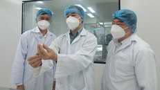 GS.TS Trần Văn Thuấn, kiểm tra vaccine của Công ty cổ phần Công nghệ sinh học dược Nanogen.
