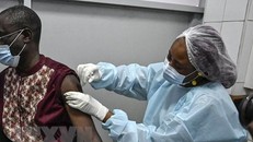 Tiêm vaccine ngừa Ebola tại một trung tâm tiêm chủng ở Cocody, Côte d’Ivoire, ngày 16/8/2021. (Ảnh: AFP/TTXVN)