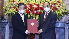 Chủ tịch nước Nguyễn Xuân Phúc trao Quyết định bổ nhiệm Đại sứ Đặc mệnh toàn quyền Việt Nam tại Campuchia cho đồng chí Nguyễn Huy Tăng.