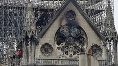 Phần mái nhà thờ Đức Bà ở Paris bị hư hỏng sau vụ cháy ngày 16/4/2019. (Ảnh: AFP/TTXVN)