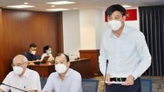 Ông Lê Hòa Bình, Phó Chủ tịch Ủy ban Nhân dân Thành phố Hồ Chí Minh, phát biểu tại họp báo. (Ảnh: Xuân Anh/TTXVN)