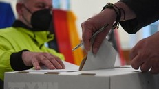 Cử tri bỏ phiếu bầu Quốc hội tại điểm bầu cử ở Berlin, Đức. (Ảnh: THX/TTXVN)