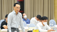 Thứ trưởng Bộ Giáo dục Hoàng Minh Sơn trả lời báo chí tại buổi họp báo. (Ảnh: Minh Đức/TTXVN)