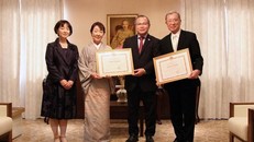 Trao tặng bằng khen của Bộ trưởng Ngoại giao Việt Nam cho nhà sưu tập tranh người Nhật Bản