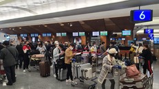 Hành khách xếp hàng làm thủ tục chuyến bay QH511 tại sân bay quốc tế Đào Viên, Đài Loan, Trung Quốc