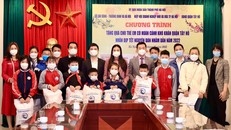 Ông Đỗ Vinh Quang, thành viên HĐQT T&T Group, Chủ tịch CLB Bóng đá Hà Nội cùng Ban tổ chức trao quà tặng các em có hoàn cảnh khó khăn quận Tây Hồ, Hà Nội