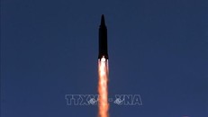 Trong ảnh (do Hãng thông tấn Trung ương Triều Tiên đăng phát ngày 12/1/2022): Một tên lửa siêu vượt âm được Triều Tiên phóng thử nghiệm tại một địa điểm không xác định. Ảnh: AFP/TTXVN