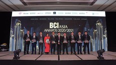 Bà Nguyễn Lâm Nhi Thùy (thứ tư từ trái sang), Trưởng Văn phòng Đại diện Sun Group tại TP Hồ Chí Minh nhận giải “Top 10 chủ đầu tư hàng đầu Việt Nam” tại Lễ trao giải BCI Awards 2020 và 2021 