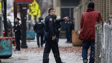 Cảnh sát được triển khai tại hiện trường vụ nổ súng ở thành phố Jersey, bang New Jersey, Mỹ. Ảnh minh hoạ: AFP/TTXVN