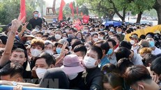 Hàng ngàn người xếp hàng từ sớm để mua vé trận đấu giữa U23 Việt Nam - U23 Indonesia