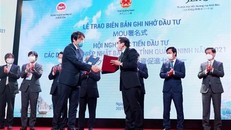 Trao biên bản ghi nhớ hợp tác giữa Công ty cổ phần đô thị Amata Hạ Long với các đối tác Nhật Bản, hồi tháng 12/2021. (Ảnh: Văn Đức/TTXVN)