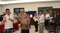 Đại sứ Việt Nam tại Malaysia Trần Việt Thái, Đại sứ Lào tại Malaysia Viengsavanh Sipraseuth cùng cán bộ, công nhân viên hai đại sứ quán giao lưu văn nghệ trong điệu múa lăm vông. (Ảnh: Mạnh Tuân/TTXVN)