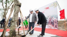 Bí thư Huyện ủy, Chủ tịch UBND huyện Trần Quang Tuấn và ông Bùi Thanh Hà, Phó Chủ tịch tập đoàn TNG Holdings Vietnam tham gia trồng cây.