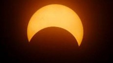 Nhật thực một phần di chuyển về phía Đông qua một vùng Bắc bán cầu