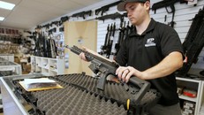 Súng đạn khiến bạo lực gia đình tại Mỹ nguy hiểm hơn đối với phụ nữ