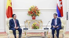 Chủ tịch Quốc hội Vương Đình Huệ hội kiến Thủ tướng Campuchia Hun Sen